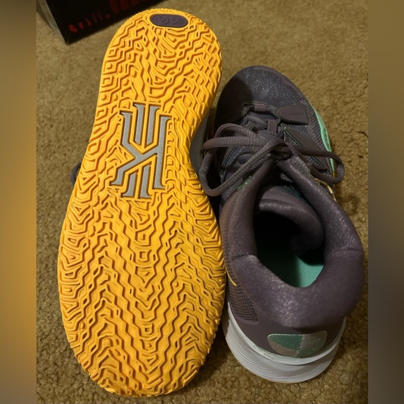 7Y Basketball Shoes - Picture 7 of 8